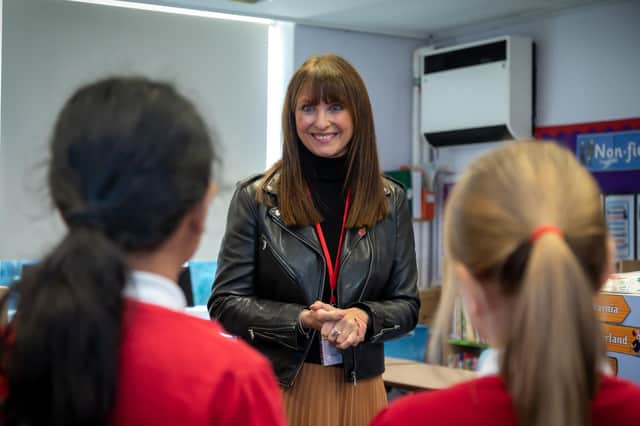 Emma Barton speaking with children from Highbury Primary School. Picture: Mike Cooter (051121)
