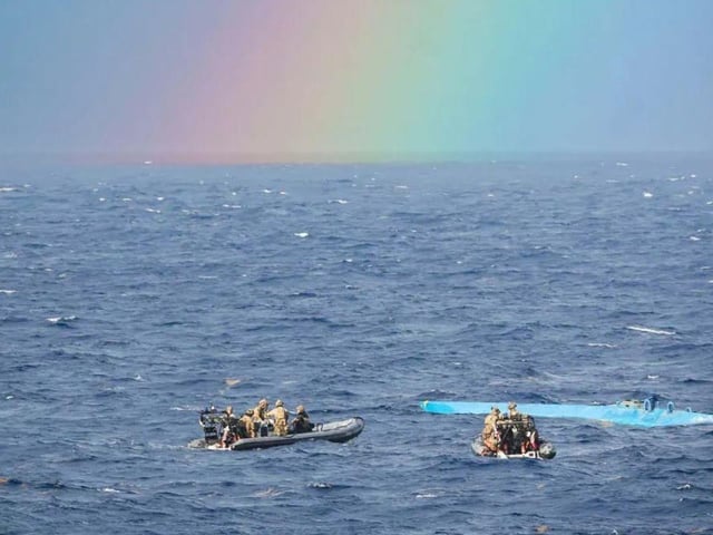 Portsmouth-based warship HMS Trent has seized £160m of cocaine from a submarine in the Caribbean Sea.