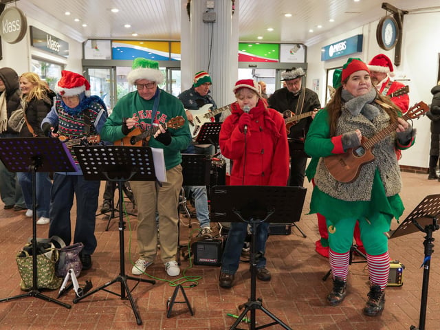 Ukulele band. Port Solent Christmas Market, Portsmouth
Picture: Chris Moorhouse (071224-21)
