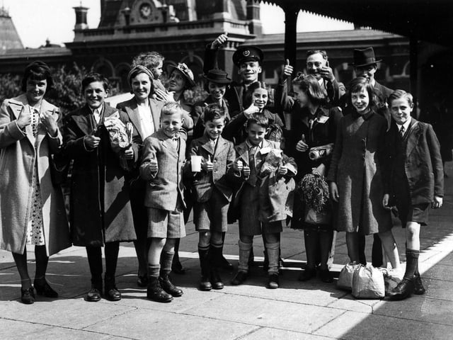 Portsmouth evacuees near Portsmouth and Southsea Railway Station. The News PP290