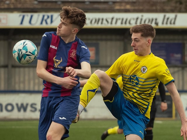 US Portsmouth (maroon/blue) v Locks Heath. Picture: Keith Woodland