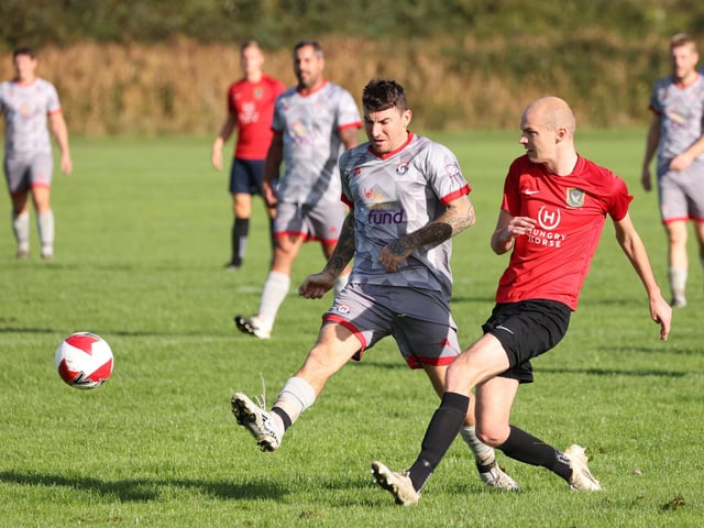 Seagull (red) v Gosham. Picture by Kevin Shipp
