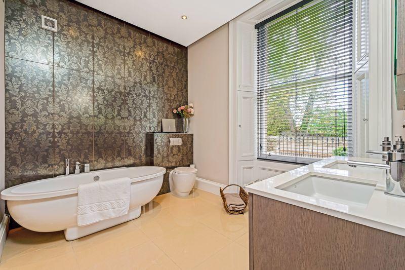 Master en-suite bathroom.