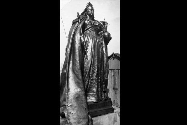 Queen Victoria statue August 1975