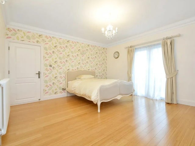 Inside the five bed detached house for sale in Portsdown Hill Road for £2.5m 


Photo credit: Zoopla