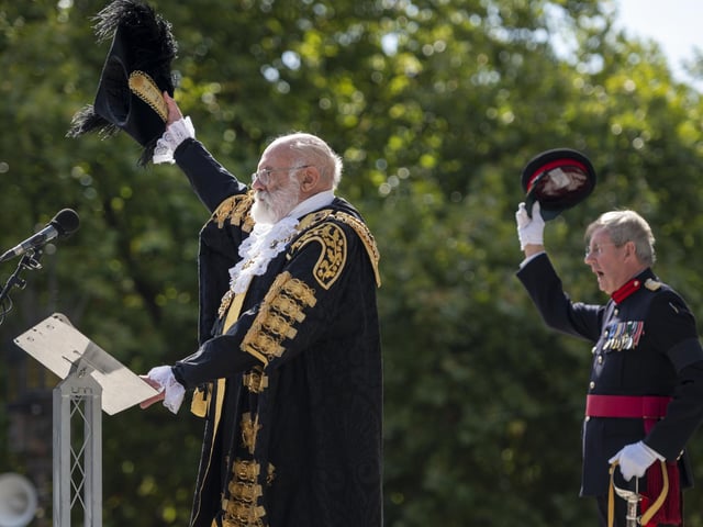 The new King is proclaimed.