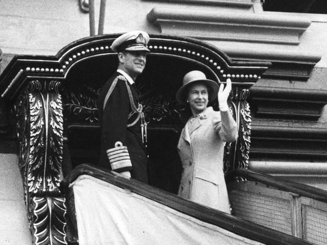 Queen Elizabeth visits Portsmouth Naval Base 1973.
HMS Victory walkway.
Picture: The News Portsmouth 7964-8