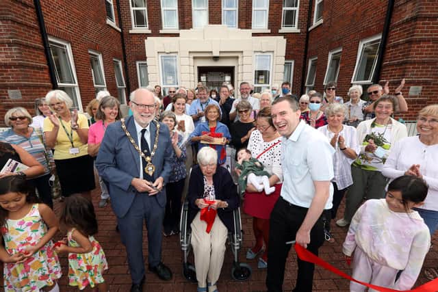 Mayor of Gosport Cllr Mark Hook, Heather Matthews, 92, Lili and Mike James and their daughter, Megan, 3 months, cut the ribbon
Picture: Chris Moorhouse (jpns 310721-26)