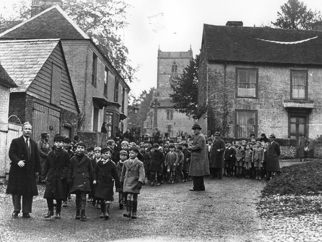 Evacuees at Hambledon. The News PP304