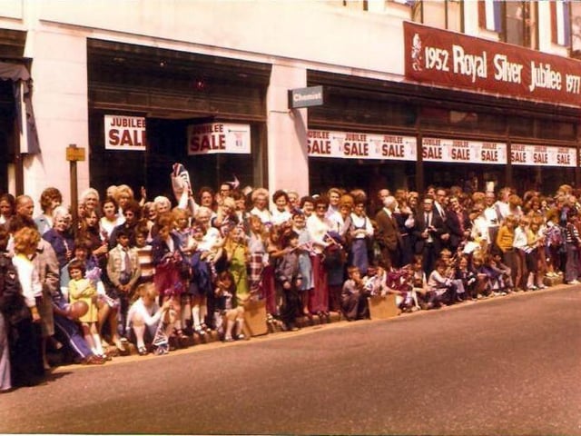 26 incredible retro photos showing Fratton Road in Portsmouth over the ...
