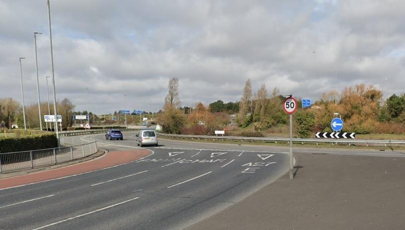 Three people injured in crash near Portsbridge Roundabout in Portsmouth resulting in M27 closure