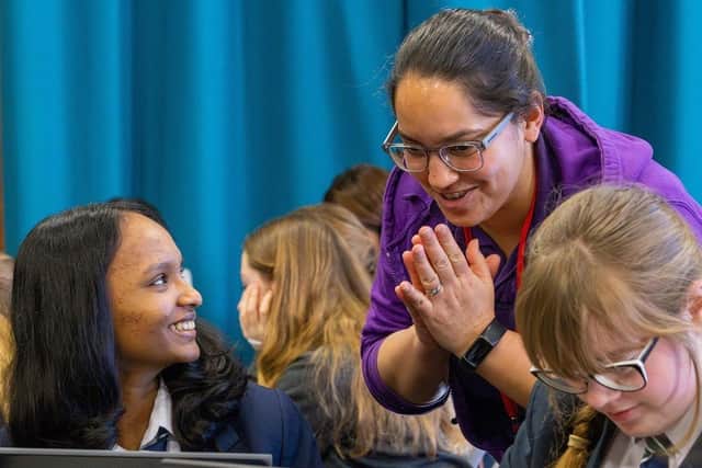 Dr Jen Gupta from the University of Portsmouth talking with Kings Academy Bay House students, at the digital skills work shop.