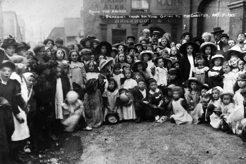 A photograph from the wall of The Mars public house in Landport showing a Pearsons fresh air trip to Portchester on August 7th 1919, leaving from the street outside the pub.