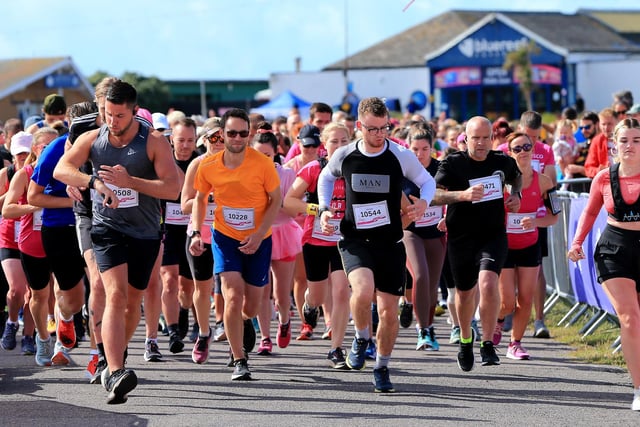 Start of the 10K race. Picture: Chris Moorhouse (jpns 030722-16).