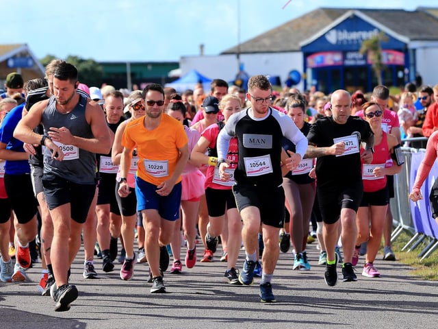 Start of the 10K race. Picture: Chris Moorhouse (jpns 030722-16).