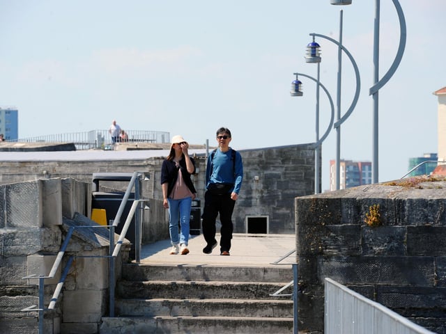 Temperatures soared to 27C in Portsmouth on Wednesday, June 26, 2024. People out and about in Old Portsmouth.
Picture: Sarah Standing (250624-1269)