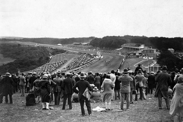 30th July 1929:  Spectators watching a race at Goodwood from Trundle Hill.  (Photo by J. Gaiger/Topical Press Agency/Getty Images)