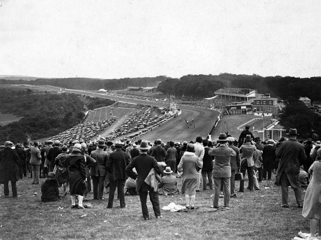 30th July 1929: Spectators watching a race at Goodwood from Trundle Hill. (Photo by J. Gaiger/Topical Press Agency/Getty Images)