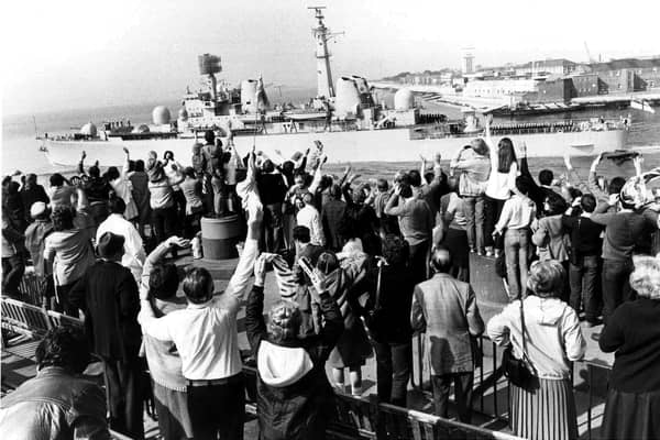 Family and friends wave as HMS Bristol leaves to join the task force in the Falklands, South Atlantic.Picture ref: 821093-3