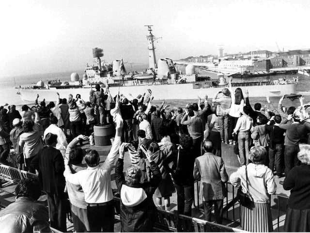 Family and friends wave as HMS Bristol leaves to join the task force in the Falklands, South Atlantic.Picture ref: 821093-3