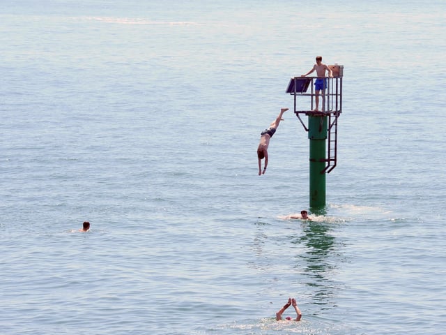 Temperatures soared to 27C in Portsmouth on Wednesday, June 26, 2024. People out and about in Old Portsmouth.Picture: Sarah Standing (250624-1255)
