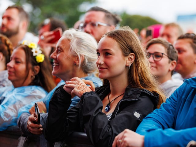 Pictured: The Crowds watching Busted perform on Castle stage Picture:Marcin Jedrysiak