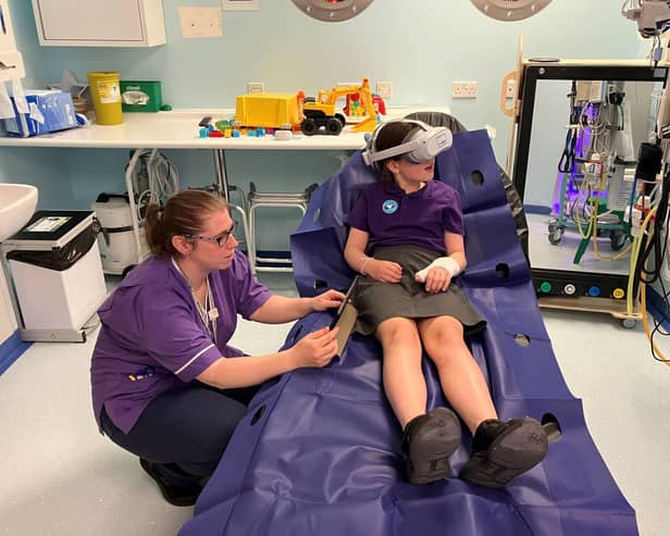 Play Specialist Zoe with patient Eva.
