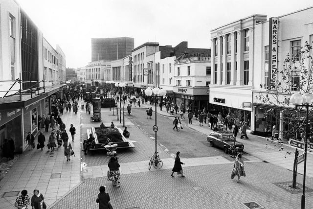 A normal busy day in Commercial Road, Portsmouth on November 29, 1984. The News PP3920
