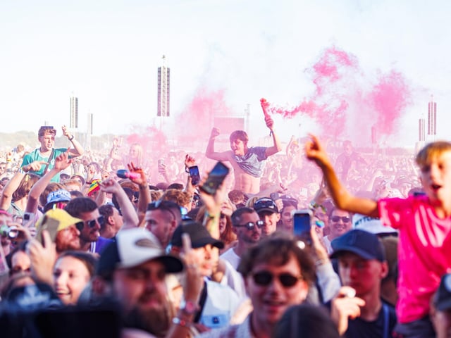 Reytons set the festival stage on fire with a spectacular show full of pyrotechnics and smoke flares