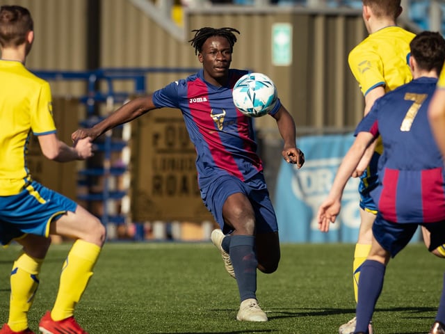 US Portsmouth (maroon/blue) v Locks Heath. Picture: Keith Woodland