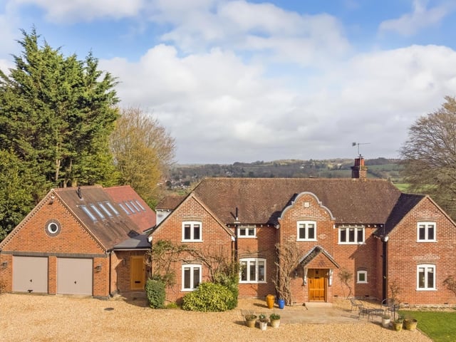Originally built in 1924, this attractive and substantial house overlooks the Itchen Valley and it comes with a large plot. This home has seven bedrooms, four bathrooms and five reception rooms.