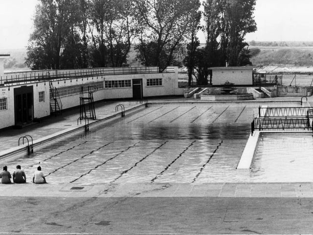 Hilsea Lido looking quiet in July 1986