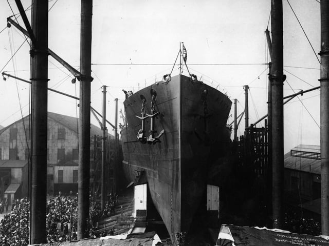 16th November 1913:  The HMS 'Queen Elizabeth' leaves the slips at Portsmouth docks on her launching.  (Photo by Topical Press Agency/Getty Images)