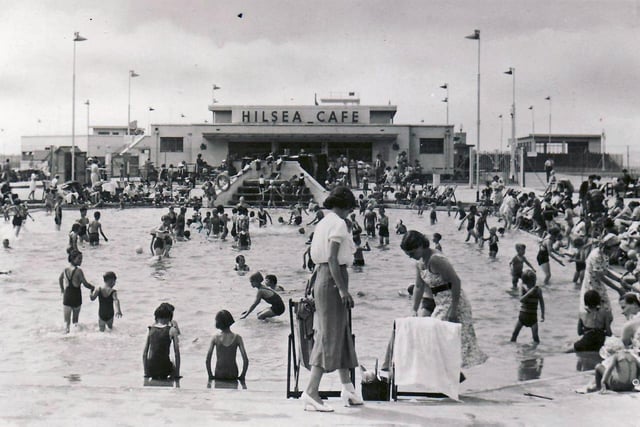 The paddling pool and cafe at Hilsea Lido, Portsmouth, possibly in the late 1940s.