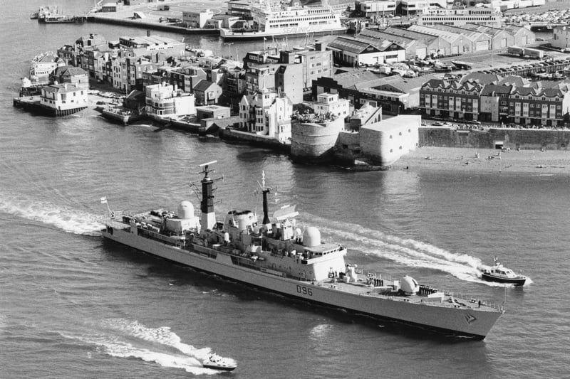 HMS Gloucester passing the Round Tower as it leaves Portsmouth Harbour in 1990. The News PP4765