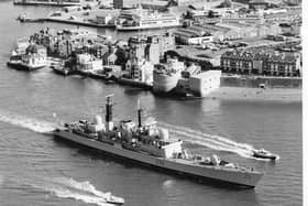 HMS Gloucester passing the Round Tower as it leaves Portsmouth Harbour in 1990. The News PP4765