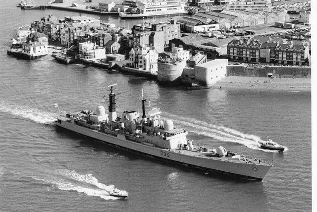 HMS Gloucester passing the Round Tower as it leaves Portsmouth Harbour in 1990. The News PP4765