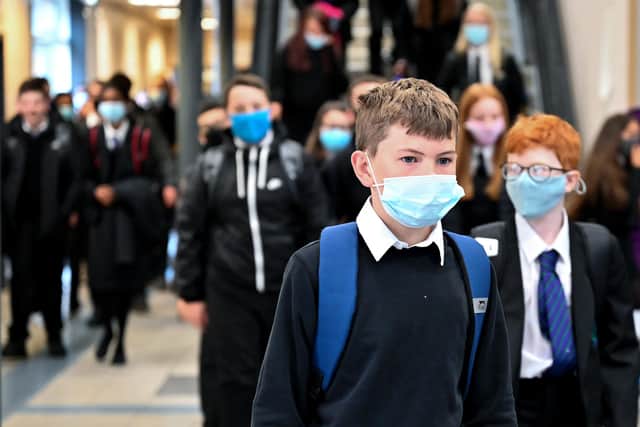 Children wearing facemasks in school. (Photo by Jeff J Mitchell/Getty Images)