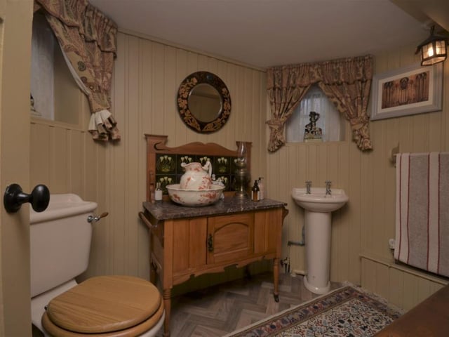 Ground floor WC.