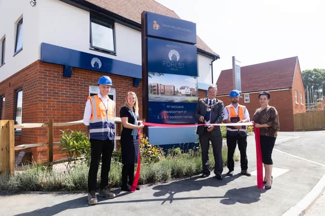 Mayor of Winchester, Councillor Derek Green opens David Wilson Homes’ Forest Walk development.