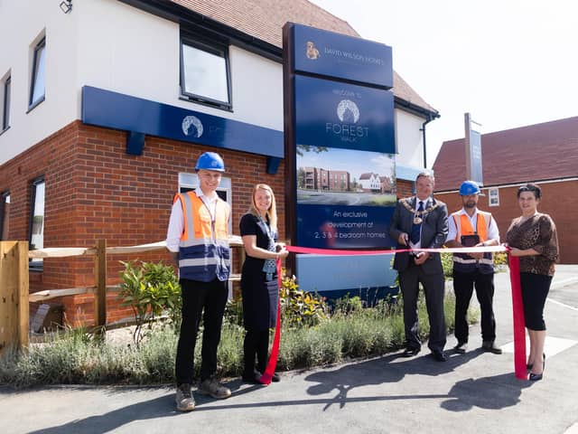 Mayor of Winchester, Councillor Derek Green opens David Wilson Homes’ Forest Walk development.