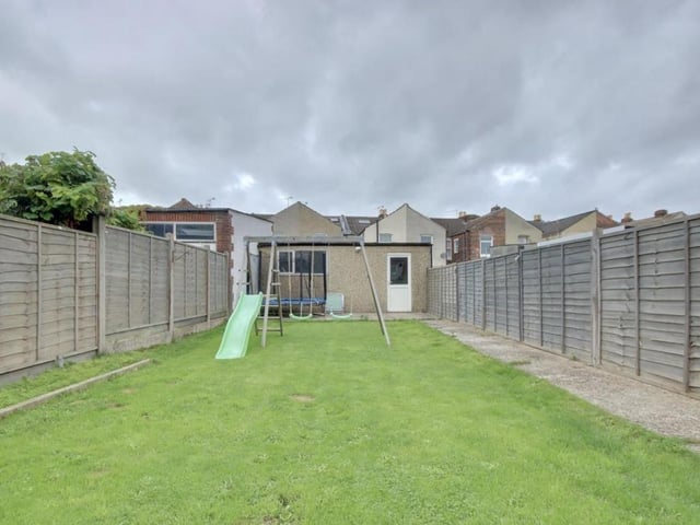 It is situated near public transport links including train stations such as Hilsea and it is close to the M275 making it perfect for someone that commutes regularly.
