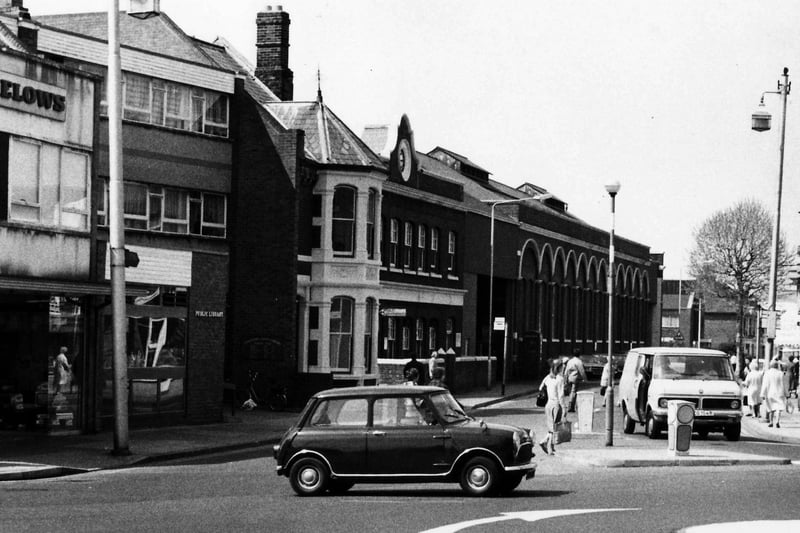 A Mini passes the Junction at Gladys Avenue, North End, Rumbelows is on the left, May 1980. The News PP3267
