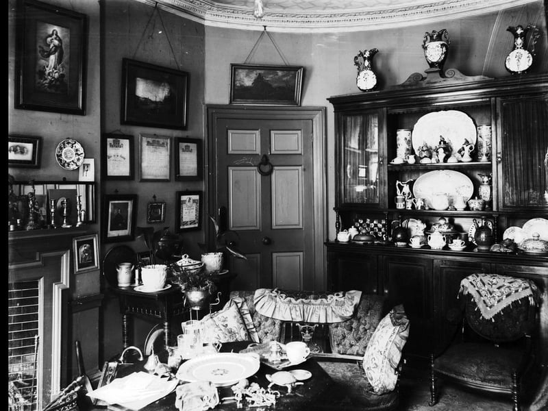 The drawing room at the home of English novelist Charles Dickens (1812 - 1870) at 48 Doughty Street, Holborn, London, circa 1850. Dickens and his family lived at the house from 1837 to 1839. It is now the Charles Dickens Museum. (Photo by Hulton Archive/Getty Images)