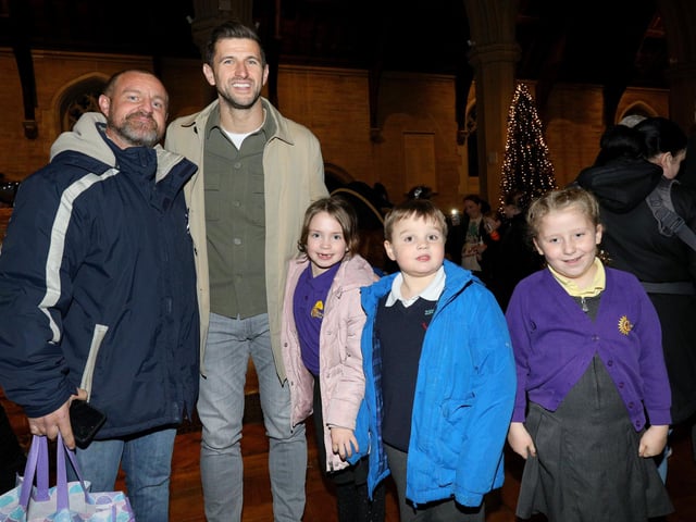 From left, Michael Leslie, Portsmouth FC manager John Mousinho, Mr Leslie's children Bella, 7, and Jacob, 6, with family friend Ellie, 7. The News Carol Service, St Mary's Church, Fratton, PortsmouthPicture: Chris Moorhouse (jpns 081223-81)