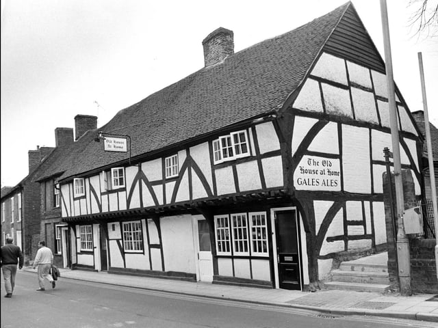 Old House at Home in Havant, 1988. The News PP4812