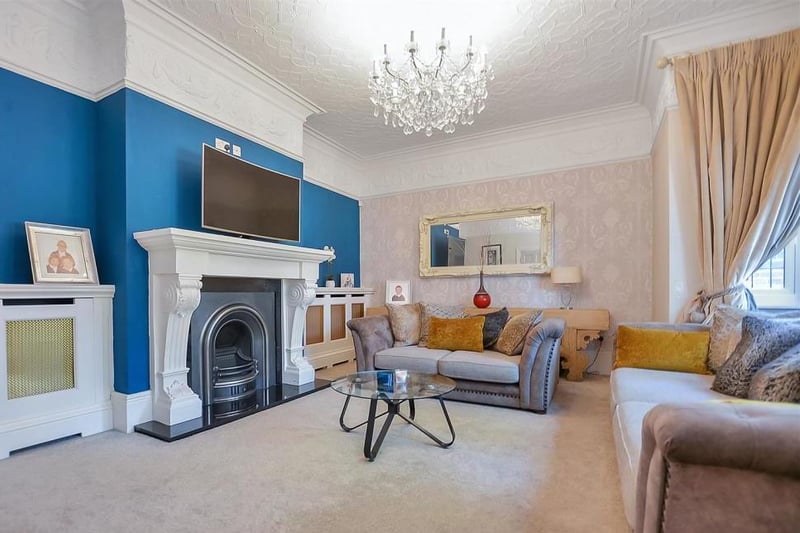 A second angle of the lounge underlines its size and comfort. Just the place to relax after a hard day at work.
