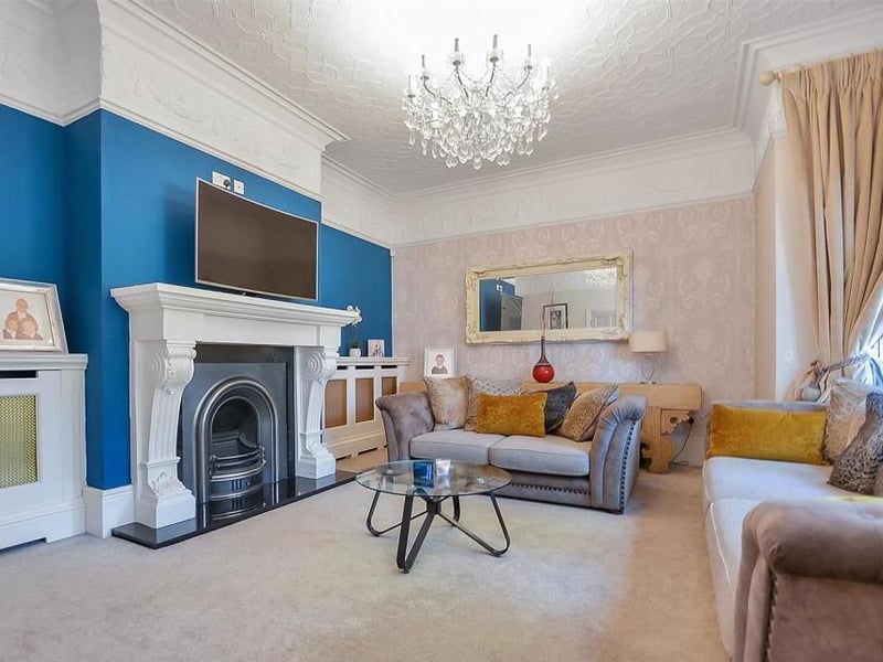 A second angle of the lounge underlines its size and comfort. Just the place to relax after a hard day at work.