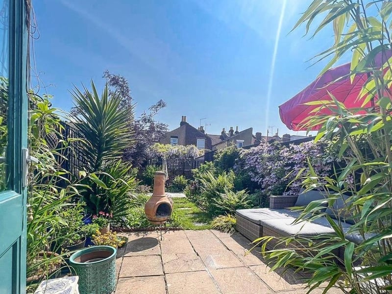 This property is perfect for a first time buyer as it has no forward chain and is in a brilliant location.