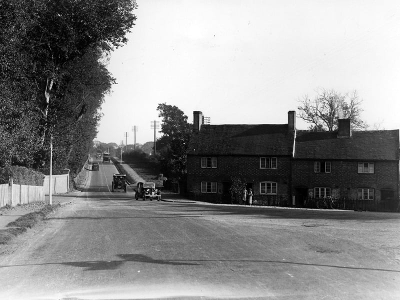 Looking towards Hulbert Road from the foot of Portsdown Hill Road, Bedhampton, 1932. The News PP4222